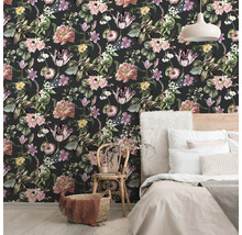 Sovrum med blommig tapet, säng och dekorationer