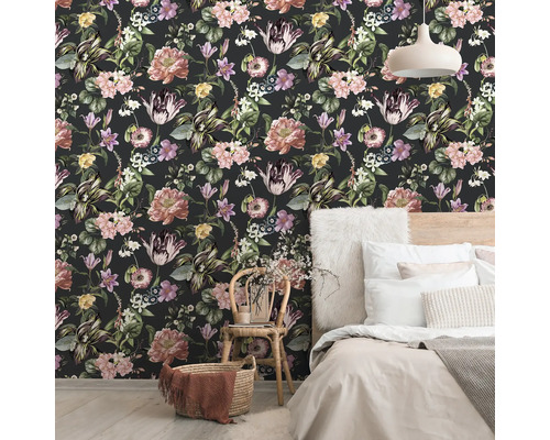 Sovrum med blommig tapet, säng och dekorationer