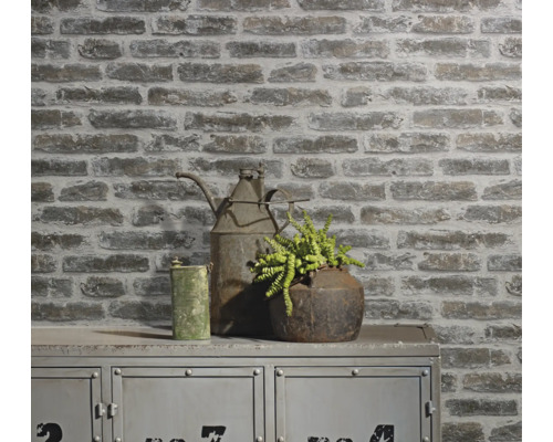 Dekorativ stenimitationstapet med industriella dekorationer på ett metallskåp