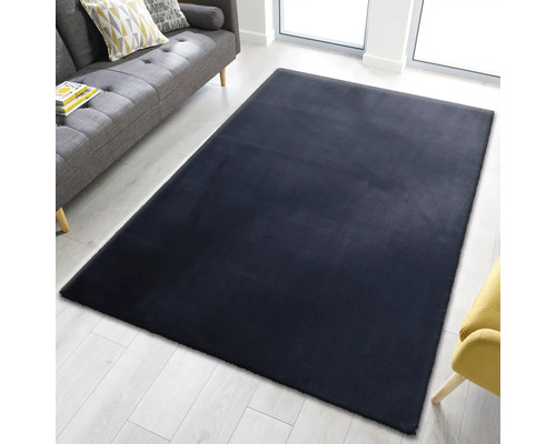 Rektangulär matta i vardagsrummet på ljust trägolv