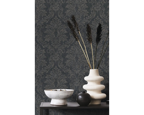 Dekorativ tapet med blommönster bakom vaser på ett bord