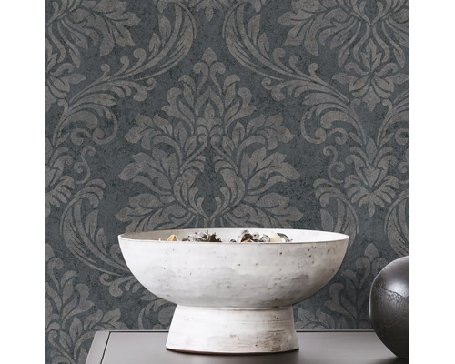 Tapet med blommönster och en skål