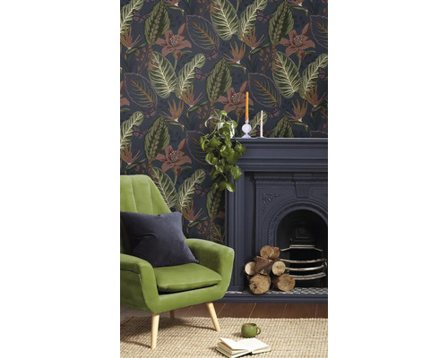 Vardagsrum med blommig tapet, fåtölj, öppen spis och dekorationer