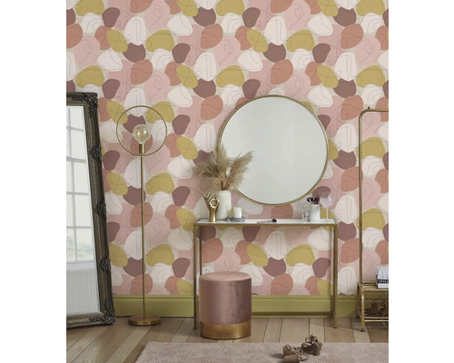 Dekorativt sovrum med tapet, spegel och sminkbord