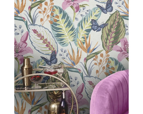 Interiör med blommig tapet, cocktailvagn och lila fåtölj