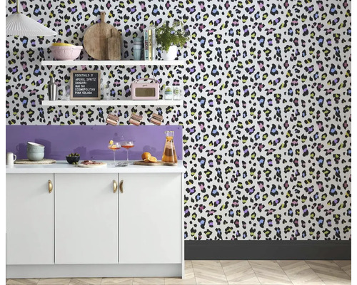 Köksscen med leopardtapet, vita skåp och hyllor