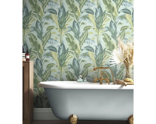 Badrum med badkar och djungeltapet med växtmotiv.