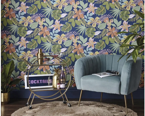 Vardagsrum med blommig tapet, fåtölj och barvagn