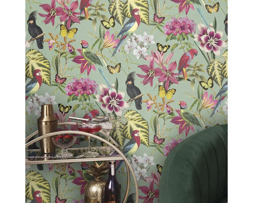 Tapet med blommor, papegojor och fjärilar