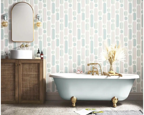 Badrum med badkar, tvättställ och väggtapet med geometriskt mönster