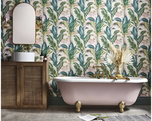 Badrum med badkar, tvättställ och tapet med växtmönster