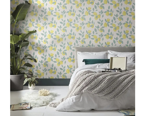 Sovrum med tapet med citronmotiv, säng och krukväxter för en ljus atmosfär.