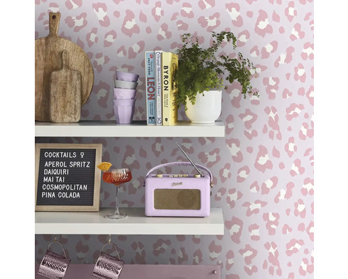 Hylla med dekorativa föremål och leopardmönstrad tapet