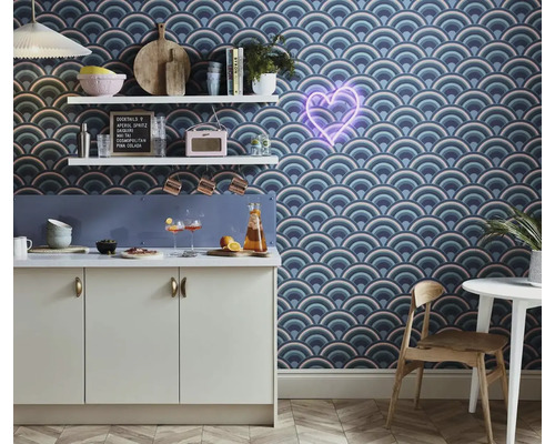 Köksscen med mönstrade tapeter, köksskåp och dekorativa tillbehör på hyllor.