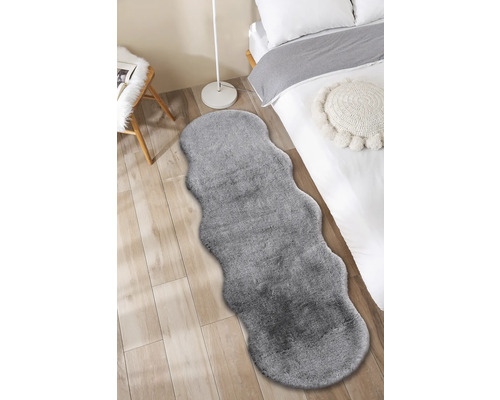 Grå matta i ett sovrum med säng