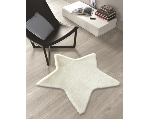 Scen med stjärnformad matta, stol och bord