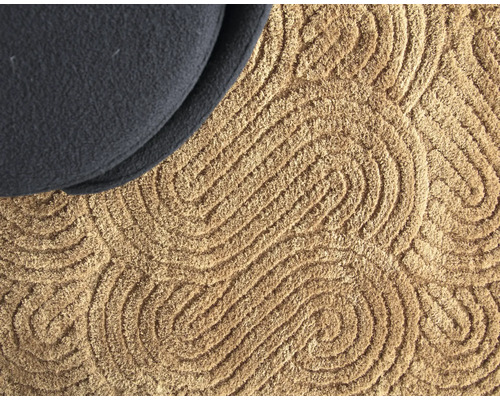 Matta med mönster och en del av en sittmöbel