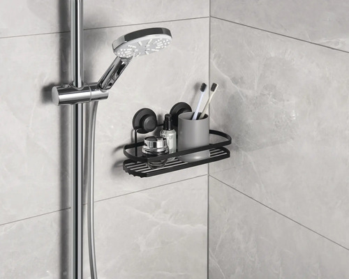 Duschhuvud och duschhylla med badrumsartiklar i badrummet