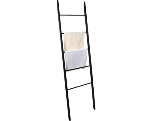 Svart handdukstege med två handdukar