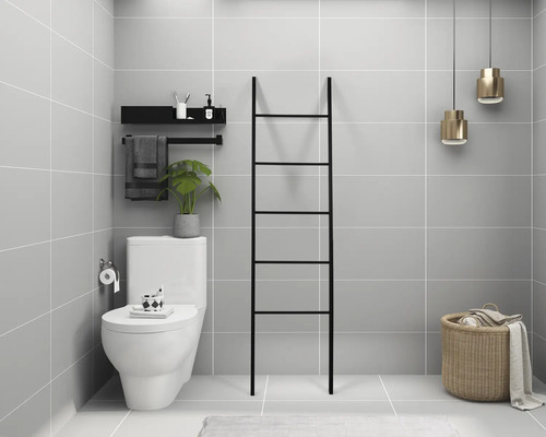 Modernt badrum med toalett, handdukshängare, stege, tvättkorg och hänglampor.