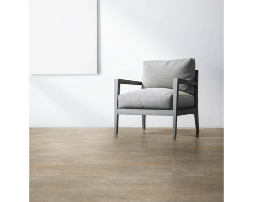 Golv med kakel och en fåtölj i rummet