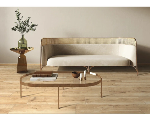 Vardagsrumsscen med soffa, soffbord och sidobord