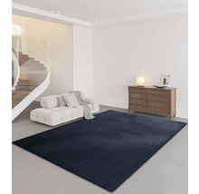 Vardagsrum med trappa, soffa, byrå och rektangulär matta