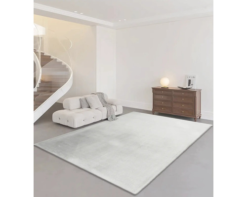 Vardagsrum med soffa, byrå och matta