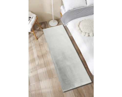 Matta i sovrum med säng, stol och golvlampa