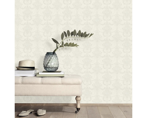 Miljöbild med mönstrad tapet, bänk, dekoration och accessoarer