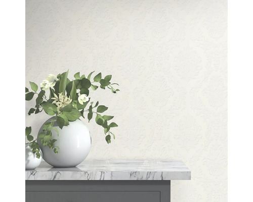 Ljusmönstrad tapet i rum med dekor