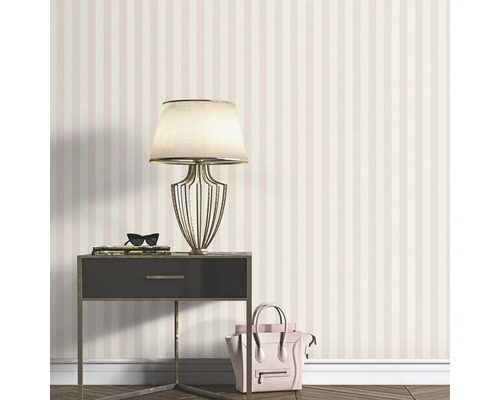 Dekorativ randig tapet i ett rum med en sänglampa