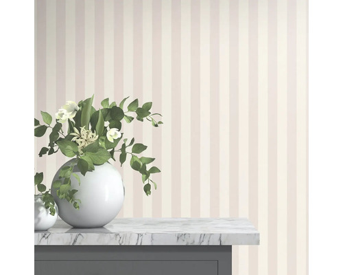 Tapet med randigt mönster i rum med blomsterarrangemang på bord