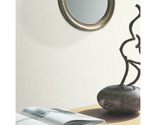 Vardagsrum med spegel och dekoration