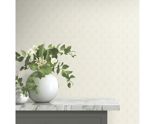 Dekorativ tapet med blommor i vaser på ett bord med marmorskiva