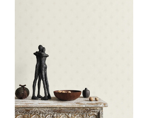 Dekorativa element på ett dekorerat bord framför en vägg med mönster.