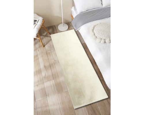 Långhårig matta i sovrummet bredvid sängen