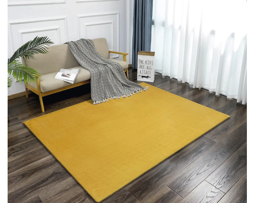 Gul matta i ett vardagsrum med soffa och dekoration