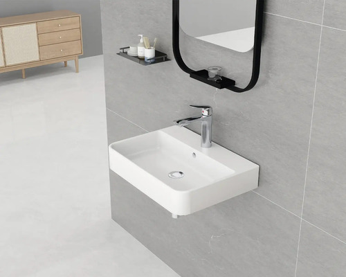 Modern badrum med handfat, spegel och hylla