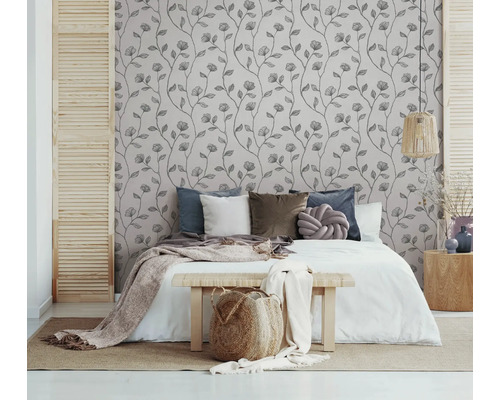 Sovrum med blommönstrad tapet, säng och trädetaljer för en naturlig och lugn atmosfär