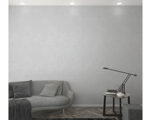 Vardagsrum med soffa, bordslampa och dekoration