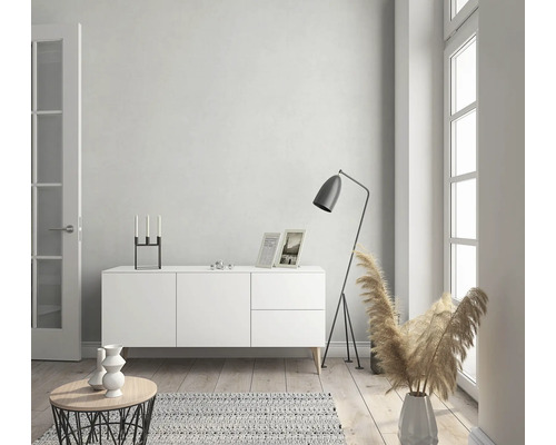 Vardagsrum med skänk, golvlampa och dekoration