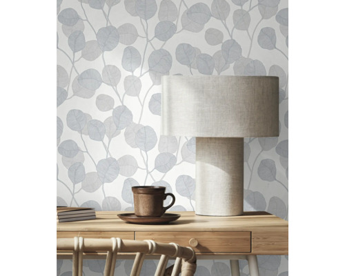 Scen med blå blad tapet, bordslampa och skrivbord