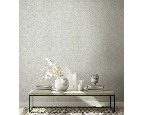 Scen med mönstrad tapet, bord, vaser och dekoration för en ljus och organiserad atmosfär.