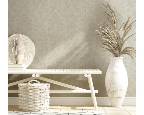 Dekorativ interiör med mönstrad tapet, bänk, korg och vas med prydnadsgräs