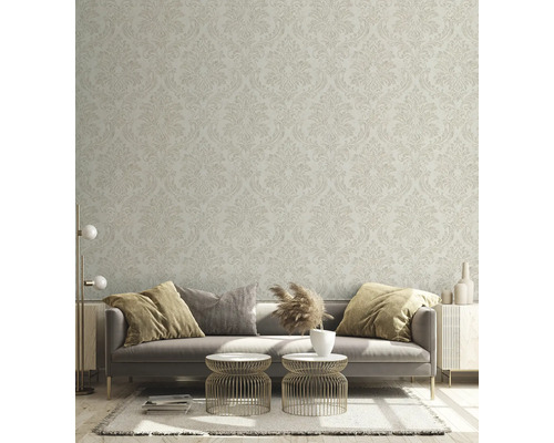 Vardagsrum med soffa framför en mönstrad tapet