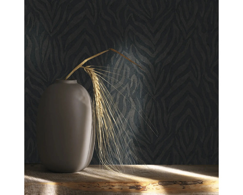 Tapet med zebrarandigt mönster, vas och veteax på ett bord