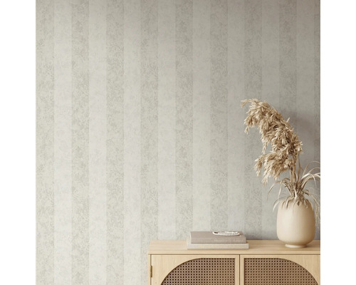 Rumsscen med randig tapet och träskänk