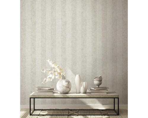 Ljust rum med randig tapet, bord, vaser och dekoration för inredning