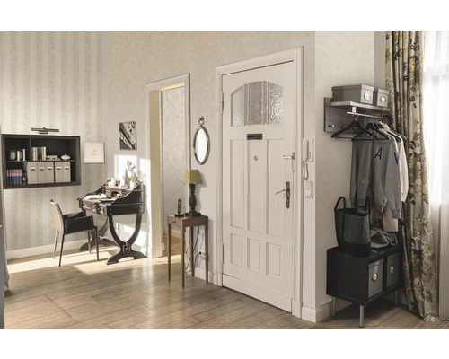 Entré med garderob, skrivbord och innerdörr i ett hus.